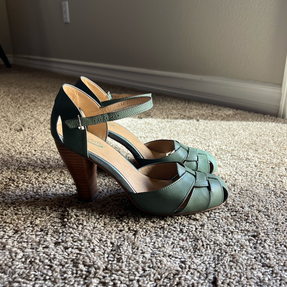Seychelles leather heels in sage green sz 8.5